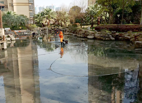 天安乡景观池淤泥清理