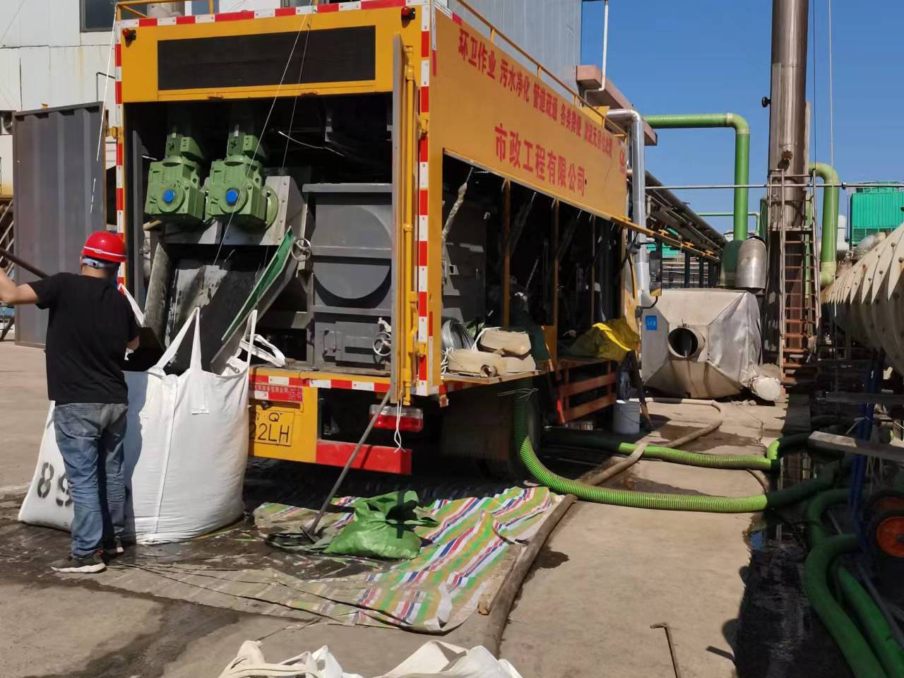 天安乡淤泥压干处理